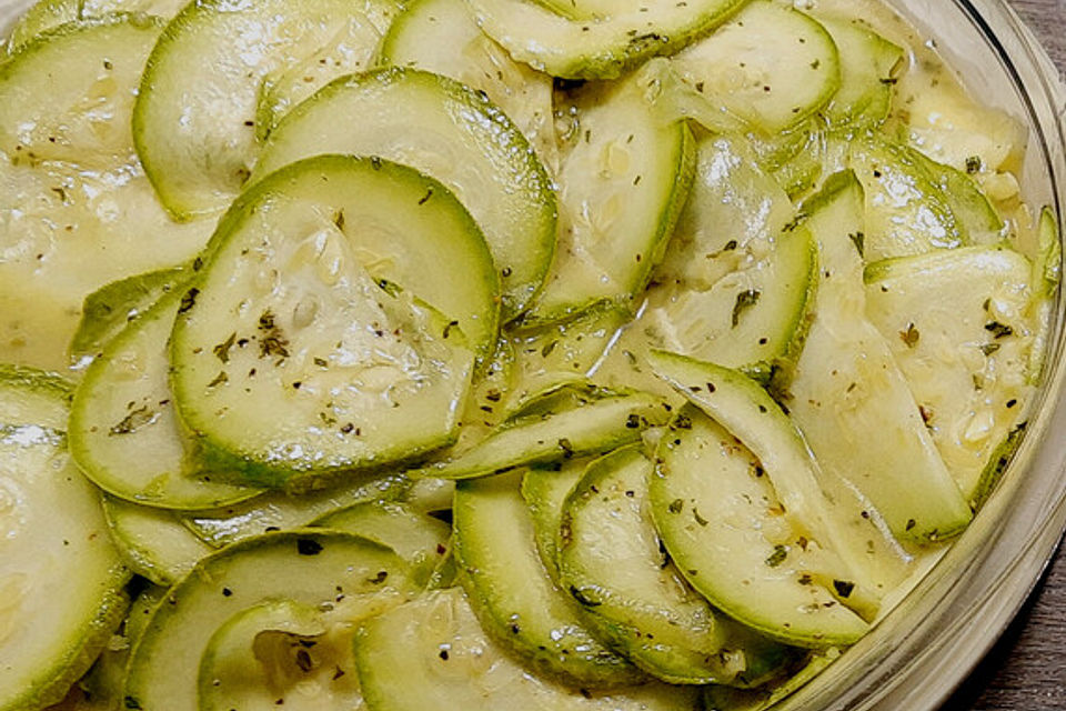 Schnelle marinierte Zucchini