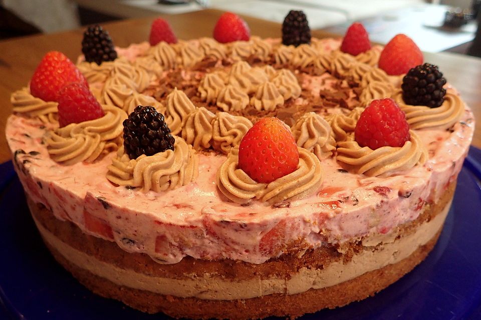 Beeren-Mokka-Torte mit lockerem Nussrührteig