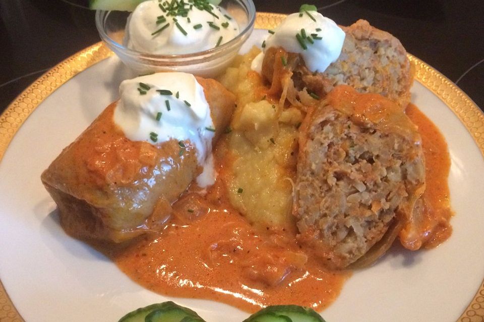 Ukrainische Kohlrouladen mit Hackfleisch und Reis in Tomaten-Sahne Sauce