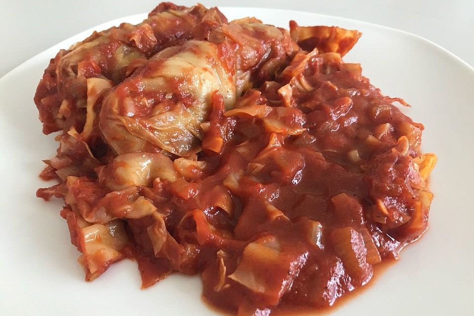 Ukrainische Kohlrouladen mit Hackfleisch und Reis in Tomaten-Sahne Sauce