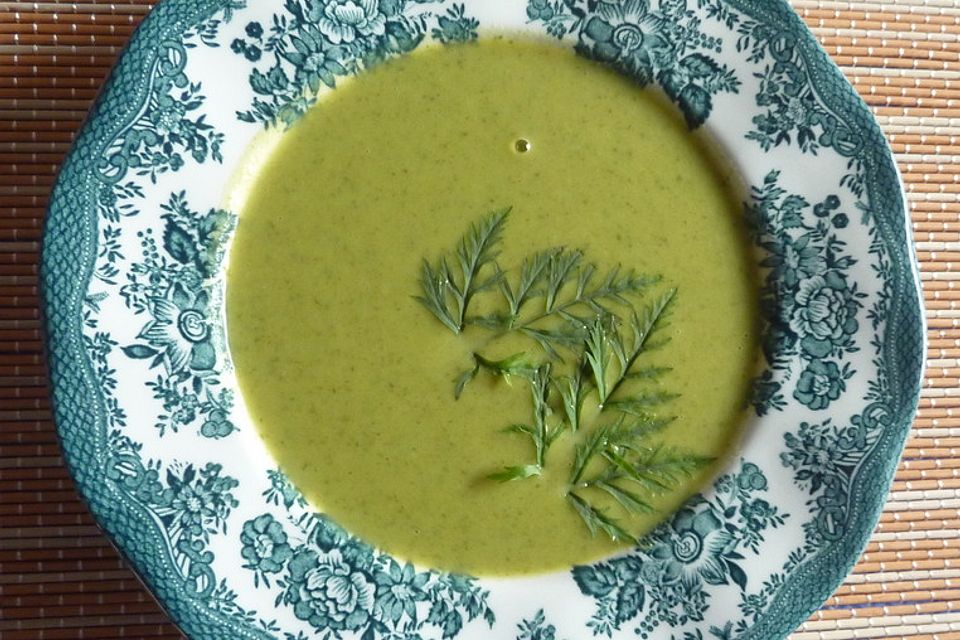 Cremige Möhrengrünsuppe mit Lauch und Kartoffeln