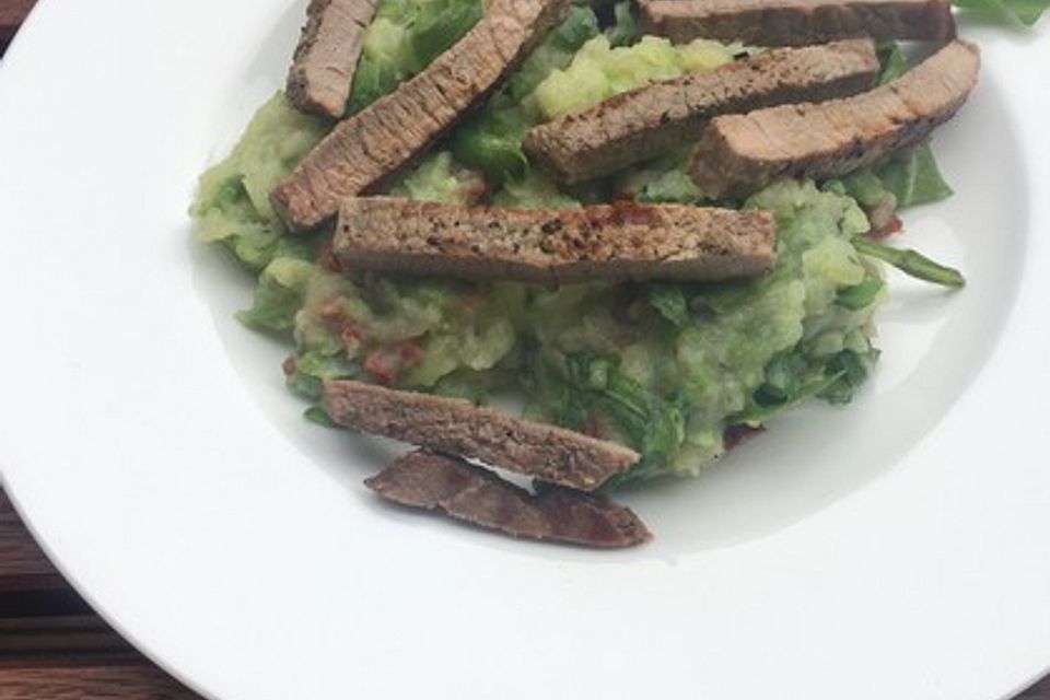 Steakstreifen auf würzigem Rucola-Bohnen-Kartoffelstampf