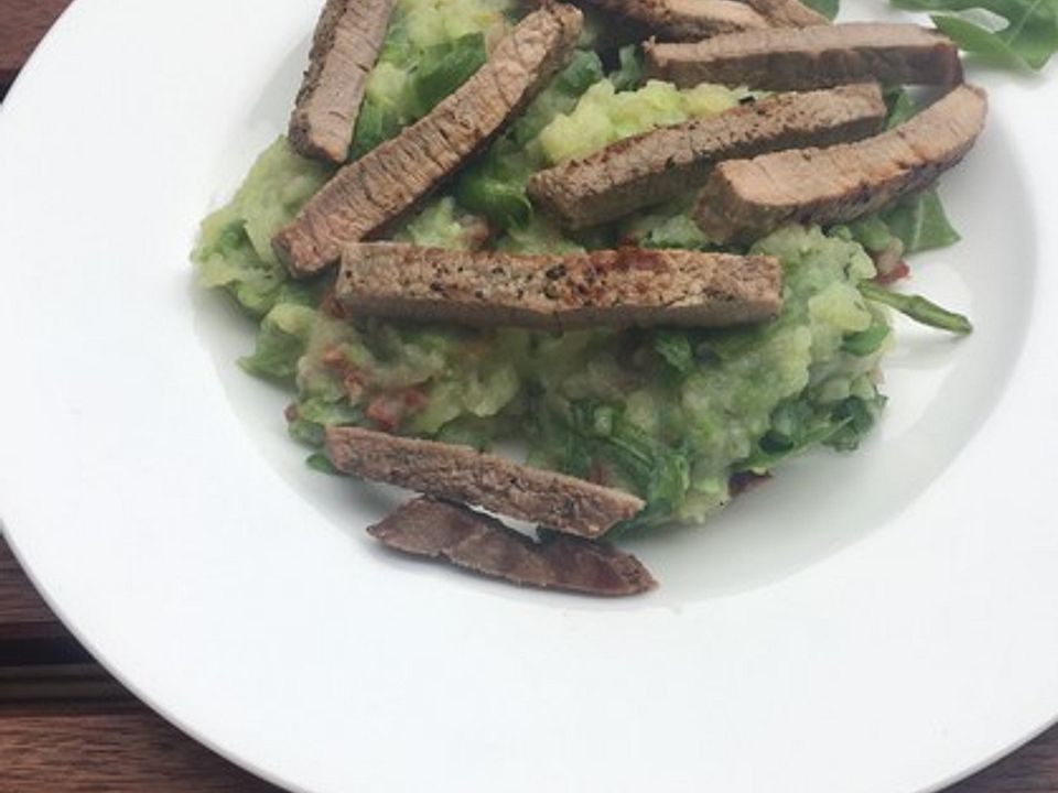 Steakstreifen auf würzigem Rucola-Bohnen-Kartoffelstampf von waffipet ...