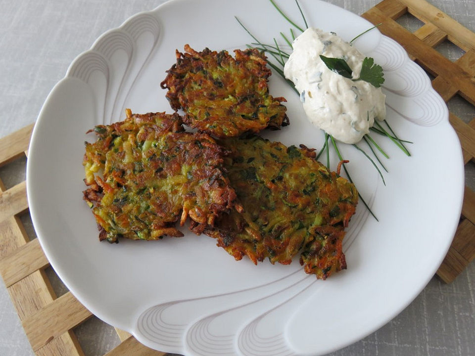 Einfache Zucchinipuffer von KlinaPB| Chefkoch