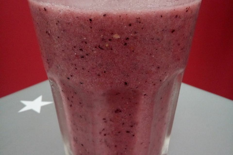 Granada-Smoothie mit Heidelbeeren und Granatapfelkernen