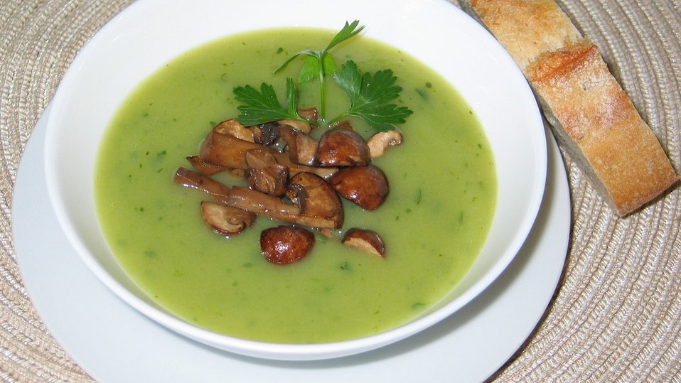 Petersilien-Kartoffel-Suppe mit gebratenen Champignons von Juulee Petersilien-Kartoffel-Suppe mit gebratenen Champignons von Juulee