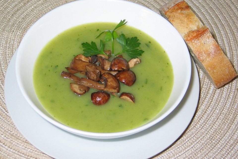 Petersilien-Kartoffel-Suppe mit gebratenen Champignons