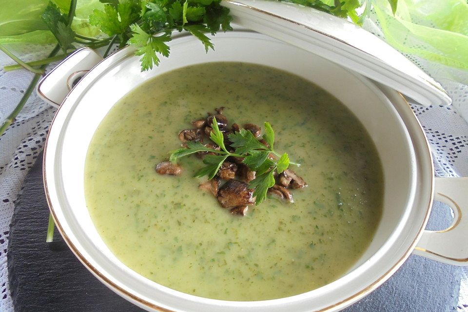 Petersilien-Kartoffel-Suppe mit gebratenen Champignons