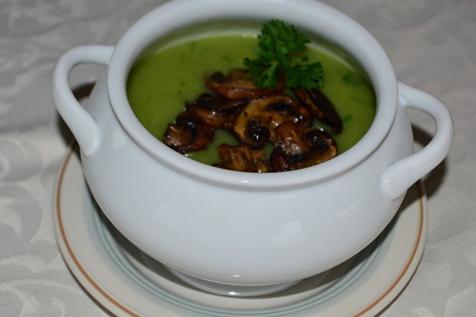 Petersilien-Kartoffel-Suppe mit gebratenen Champignons