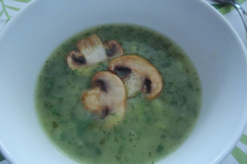 Petersilien-Kartoffel-Suppe mit gebratenen Champignons