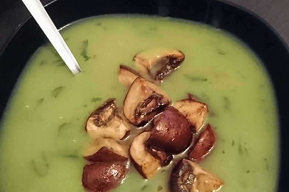 Petersilien-Kartoffel-Suppe mit gebratenen Champignons