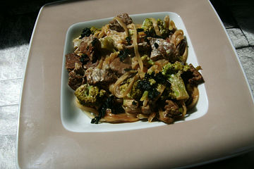 Asiatische Rindfleisch-Pfanne mit Brokkoli und Reisbandnudeln