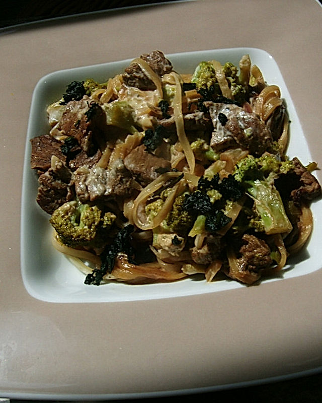 Asiatische Rindfleisch-Pfanne mit Brokkoli und Reisbandnudeln