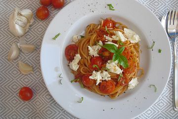 Spaghettini  mit Cherrytomaten und Büffelmozzarella