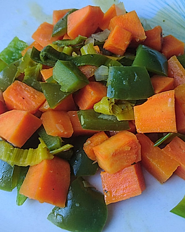 Würziger Gemüsetopf mit Süßkartoffel, Zucchini, Paprika und Zitrone