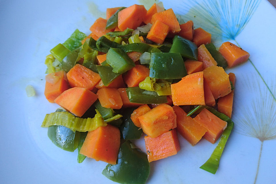 Würziger Gemüsetopf mit Süßkartoffel, Zucchini, Paprika und Zitrone