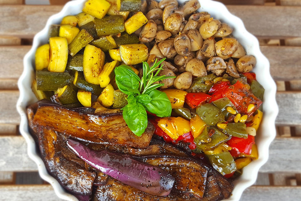 Antipasti mit Champignons, Paprika, Zucchini und Aubergine