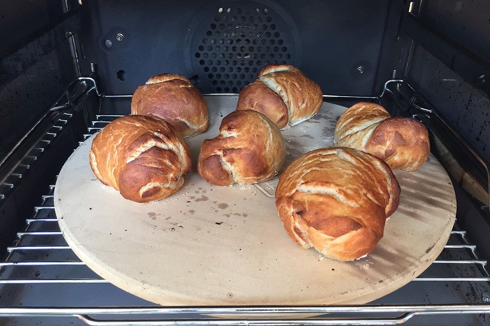 Würzige genetzte Brötchen vom Pizzastein