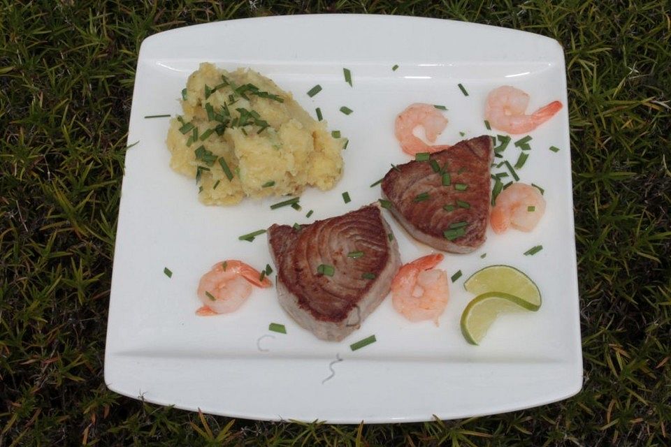 Gebratene Thunfischfilets mit Knoblauch-Kartoffel-Püree