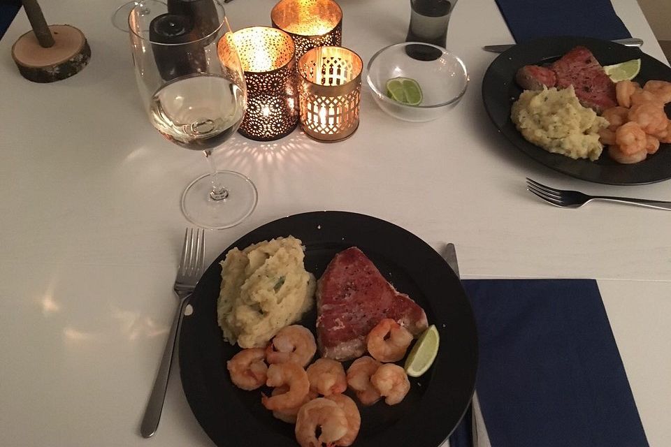 Gebratene Thunfischfilets mit Knoblauch-Kartoffel-Püree