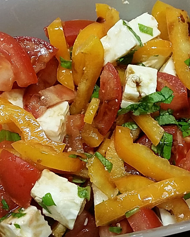 Paprika-Feta-Salat mit Balsamicodressing