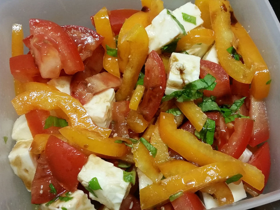 Paprika-Feta-Salat mit Balsamicodressing von Rinoa3005 | Chefkoch