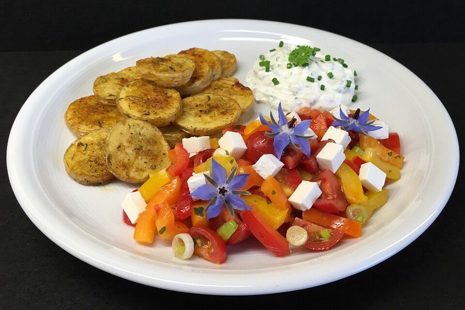 Paprika-Feta-Salat mit Balsamicodressing