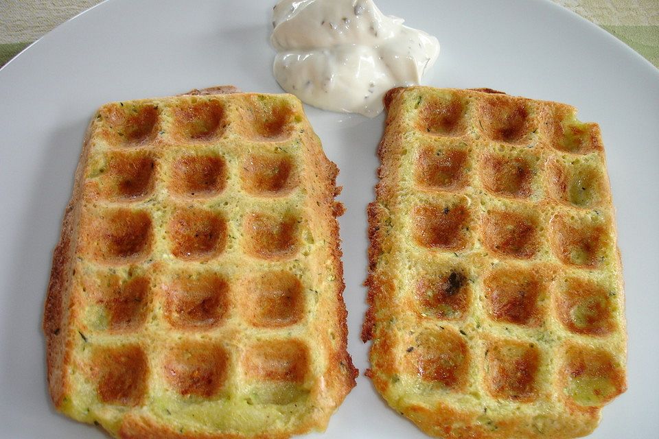 Herzhafte Waffeln mit Kartoffeln und Zucchini