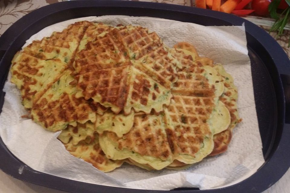 Herzhafte Waffeln mit Kartoffeln und Zucchini