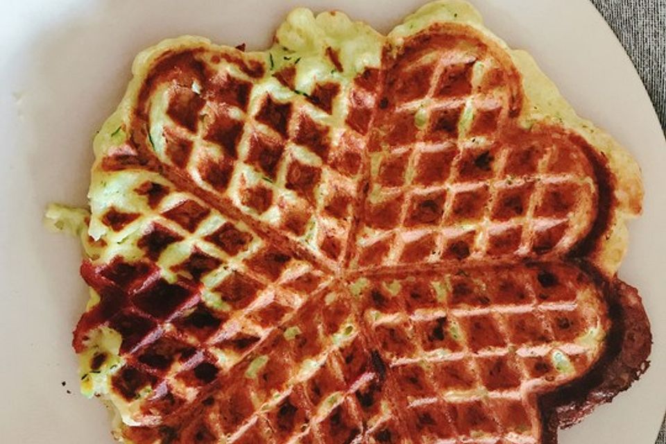 Herzhafte Waffeln mit Kartoffeln und Zucchini