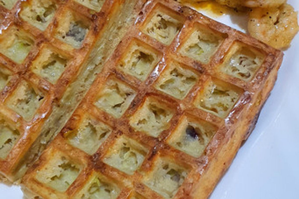 Herzhafte Waffeln mit Kartoffeln und Zucchini