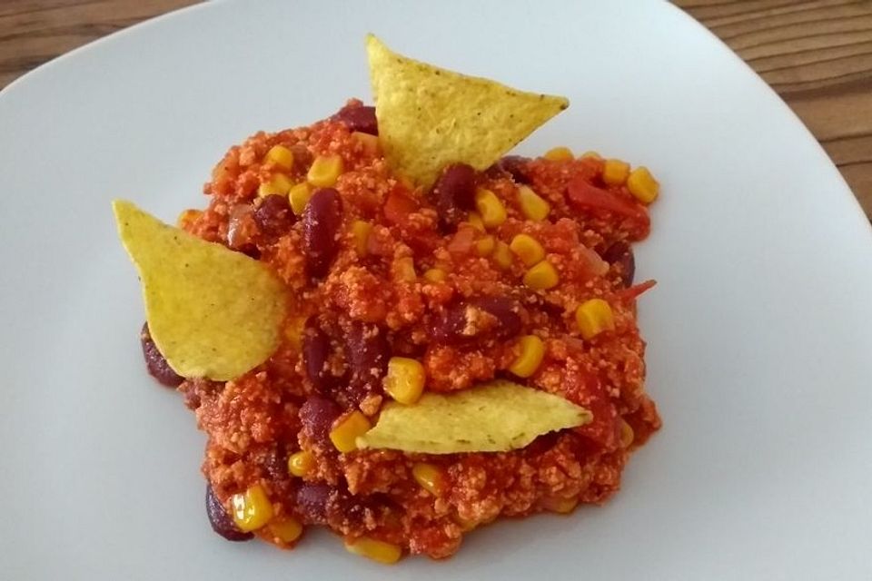 Chili sin Carne mit Avocado-Joghurt und Tortillachips zum Dippen