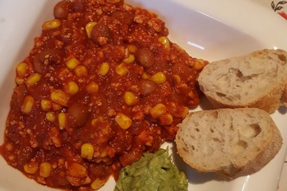 Chili sin Carne mit Avocado-Joghurt und Tortillachips zum Dippen