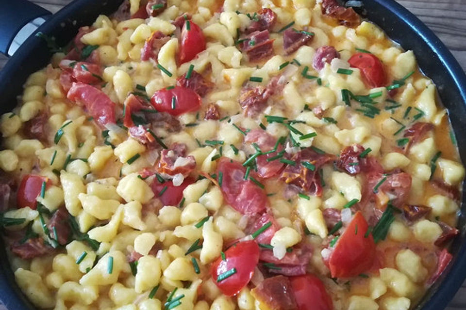 Gebratene Spätzle mit Tomatensugo