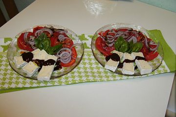 Tomatensalat mit Weichkäse