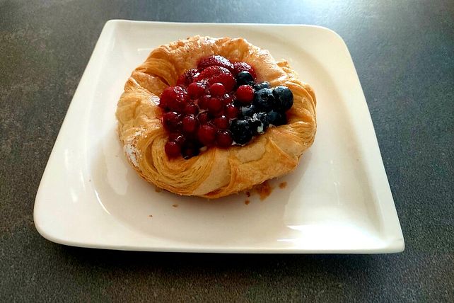 Blätterteigteilchen mit Johannisbeeren auf Vanillepudding von Spirale ...