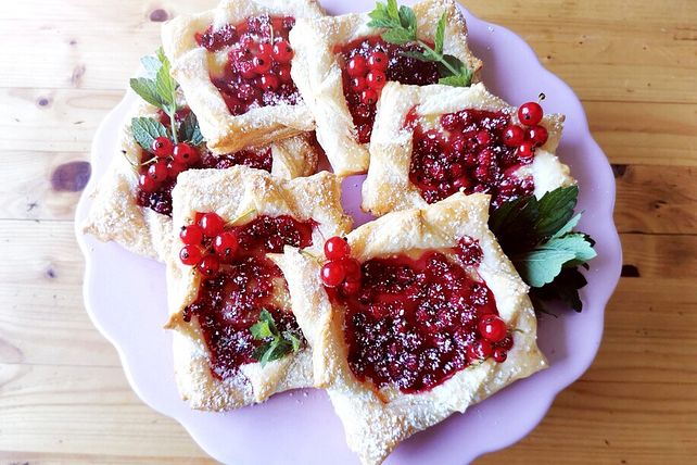 Blätterteigteilchen mit Johannisbeeren auf Vanillepudding von Spirale ...