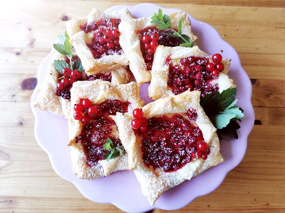 Blätterteigteilchen mit Johannisbeeren auf Vanillepudding von Spirale ...