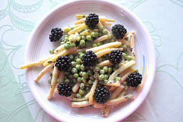 Bohnen-Erbsen-Salat mit Estragonmayonnaise und Brombeeren