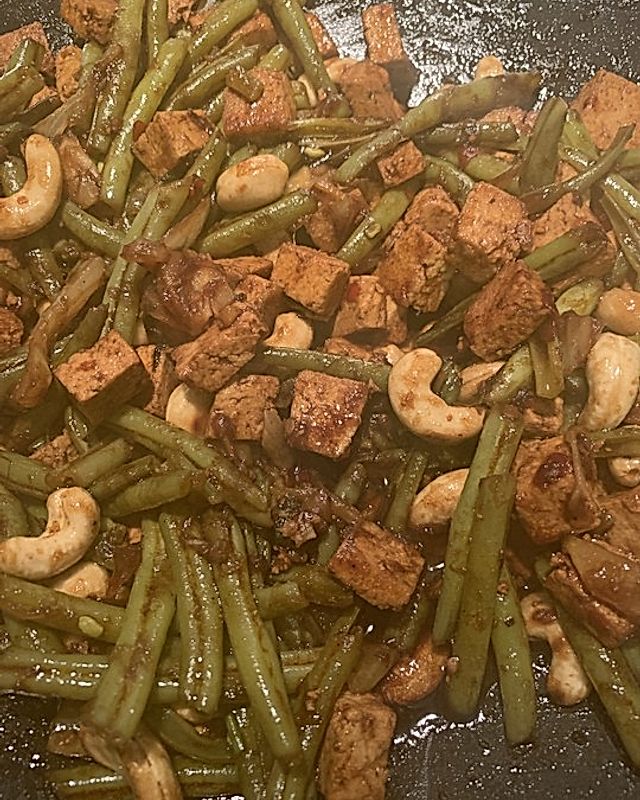 Grünes Wok-Gemüse mit Tofu und Cashewkernen
