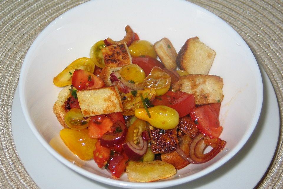 Tomatensalat mit geröstetem Brot