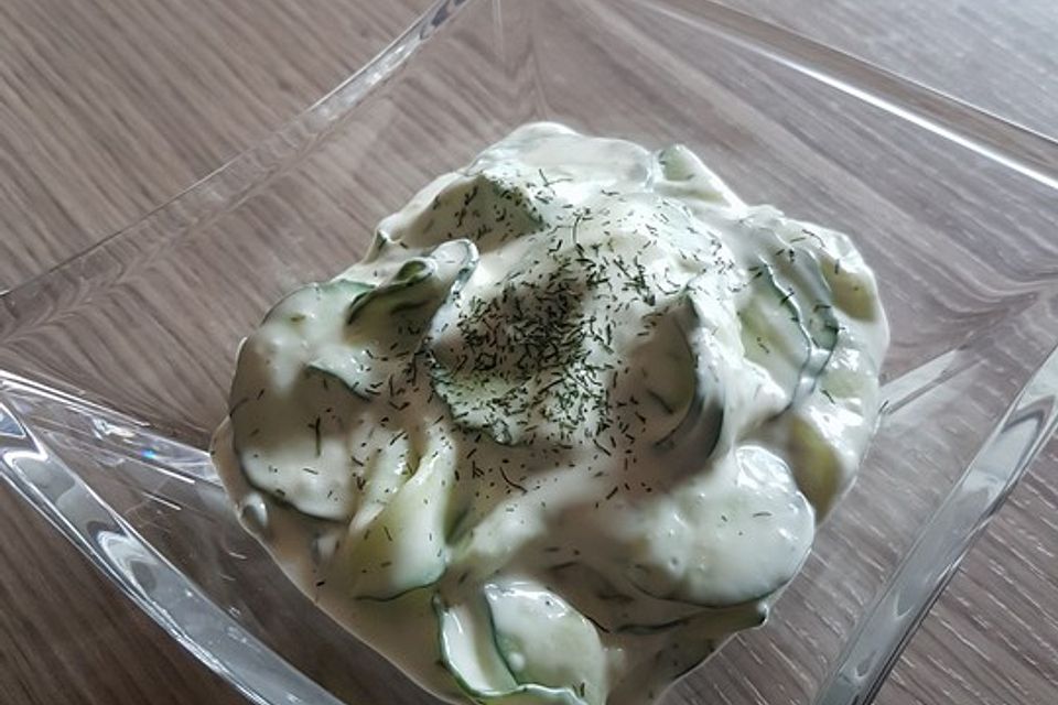 Gurkensalat mit Sahne und Dill