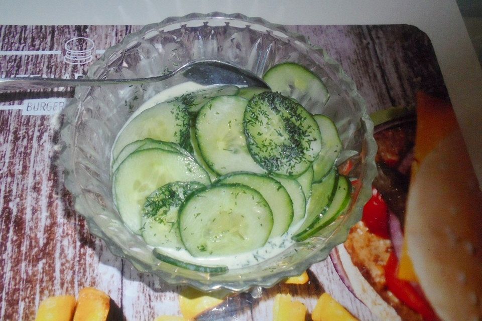 Gurkensalat mit Sahne und Dill