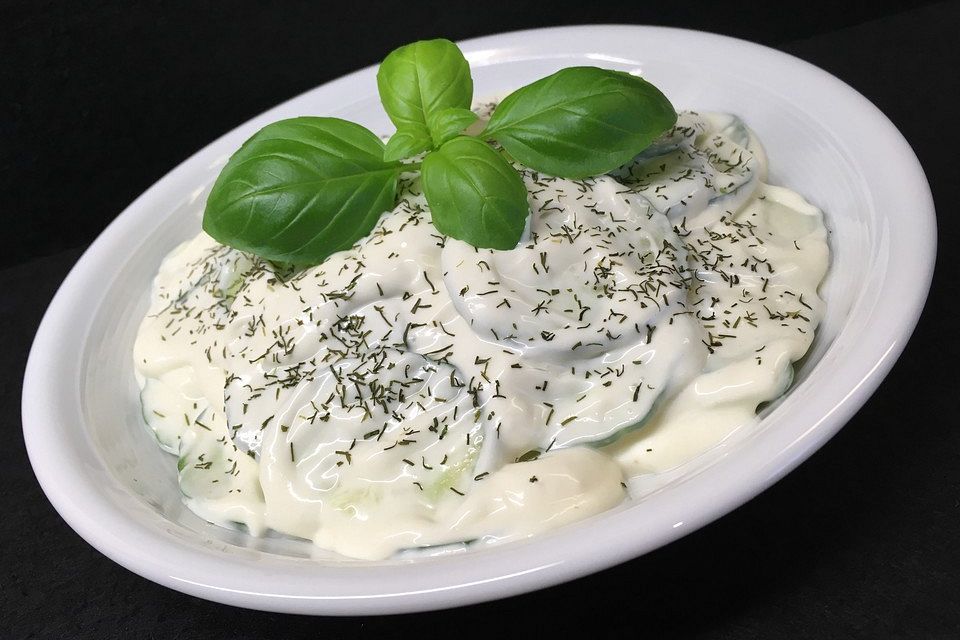 Gurkensalat mit Sahne und Dill