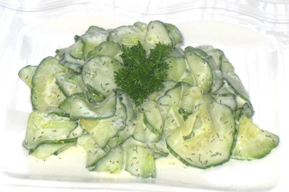 Gurkensalat mit Sahne und Dill