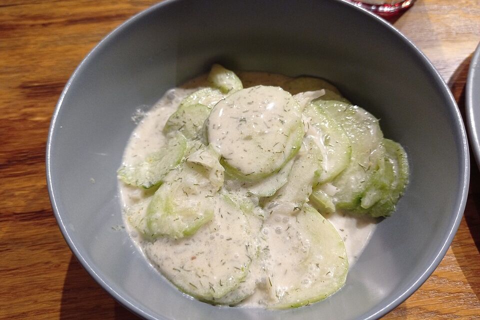 Gurkensalat mit Sahne und Dill