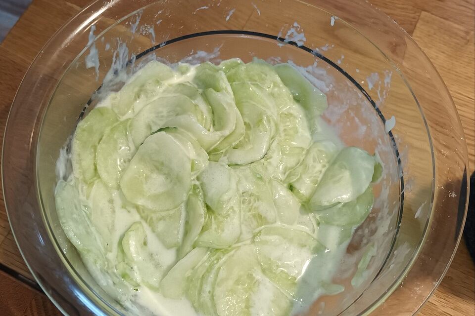 Gurkensalat mit Sahne und Dill