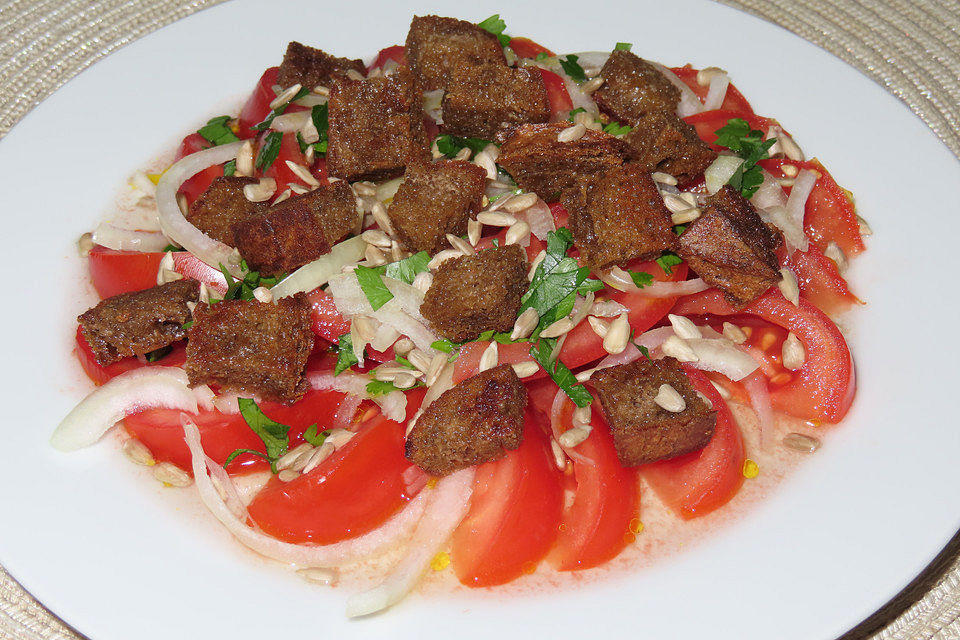 Tomatensalat mit knusprigen Brotwürfeln