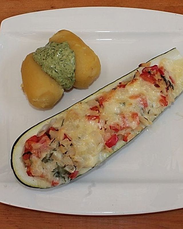 Gefüllte Zucchini mit Paprika und Reisnudeln überbacken mit Mozzarella