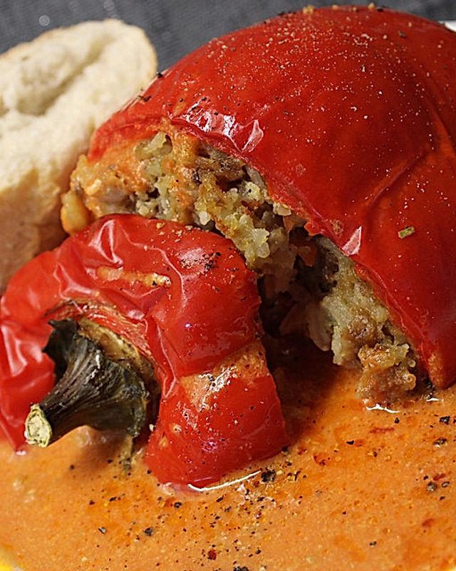 Gefüllte Paprika mit Hackfleisch und Reis in Tomaten-Sahne Soße